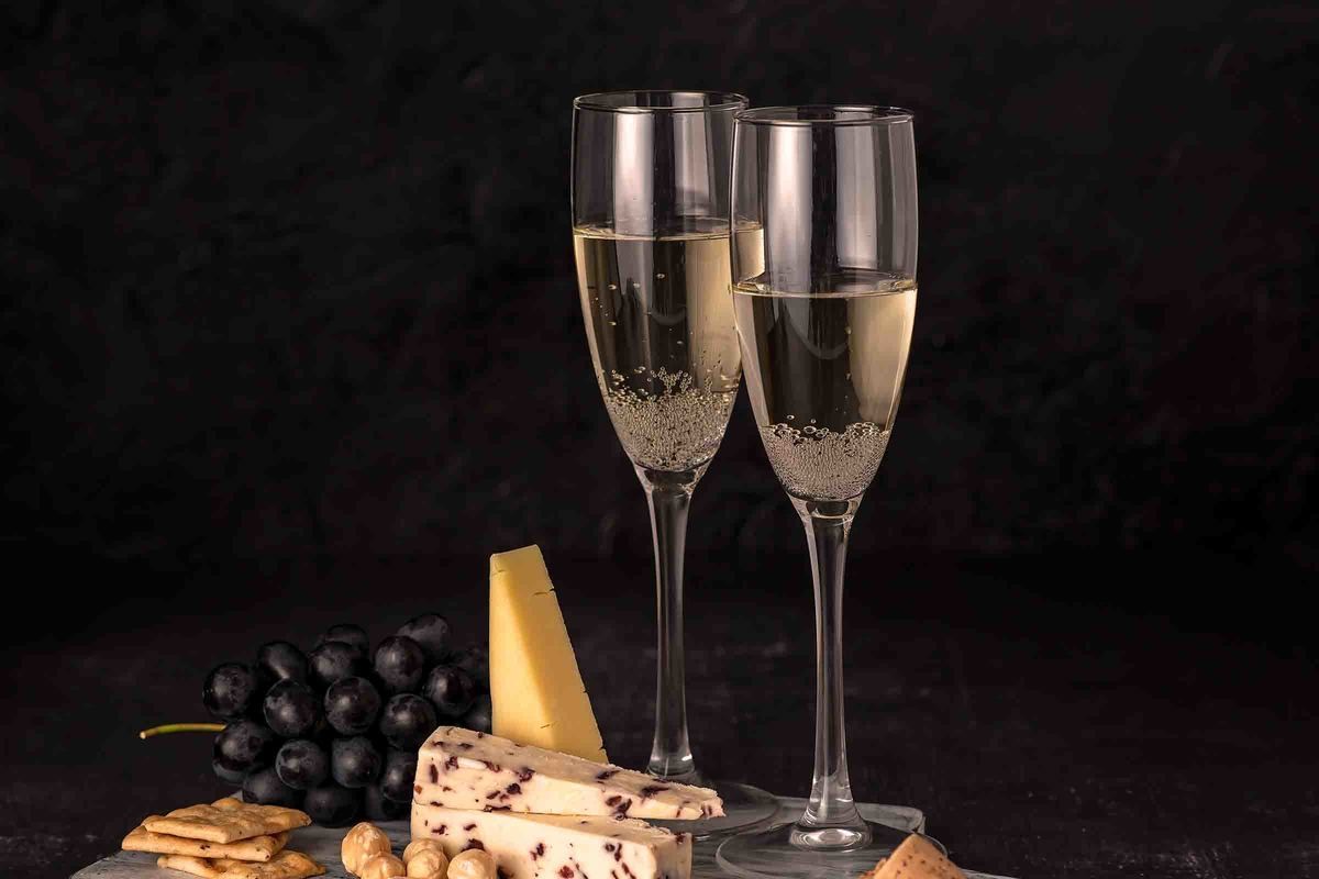 Champagneprovning med ost och vin