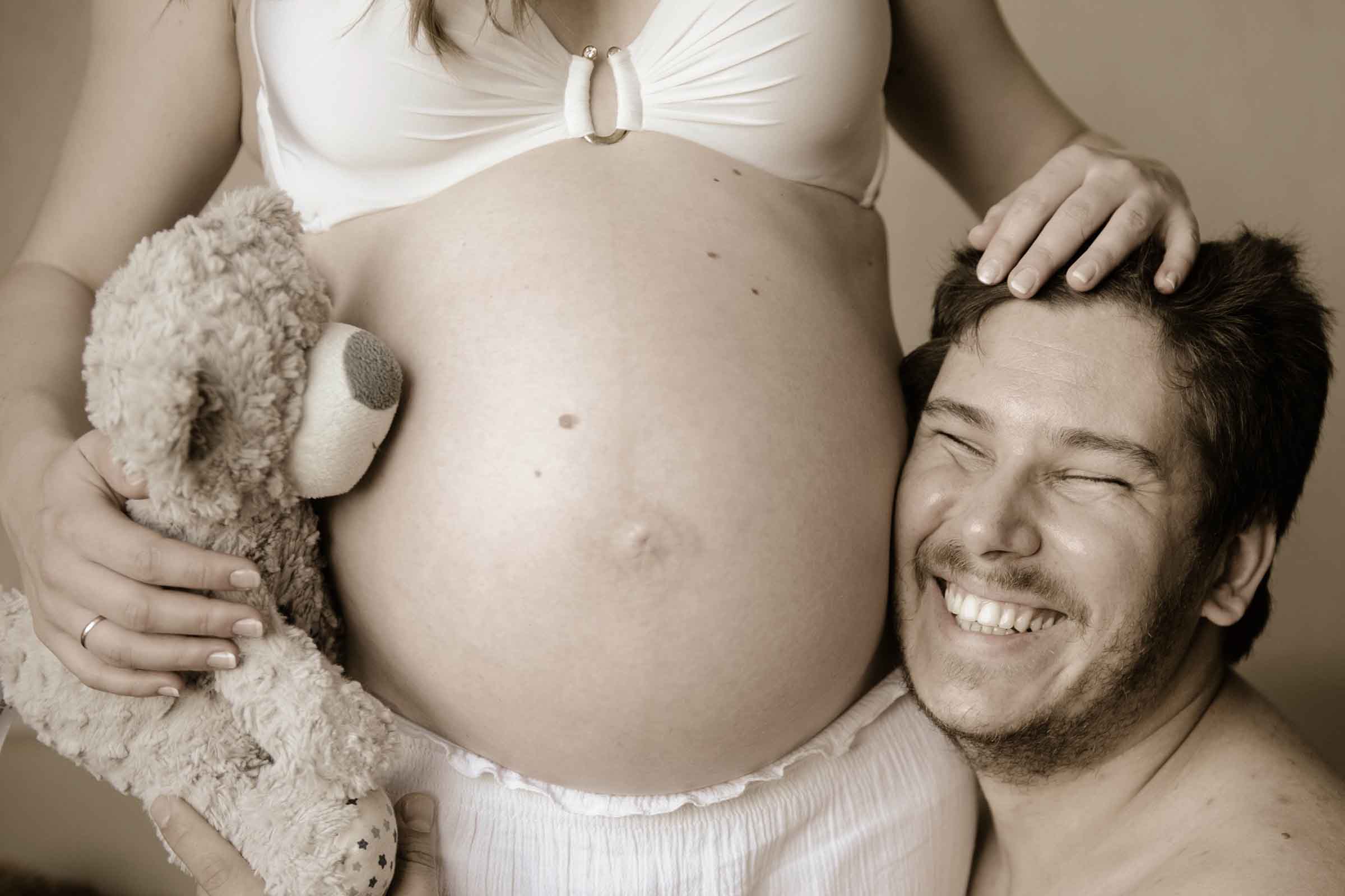 Беременной снится шевеление ребенка. Мужчина с беременной женщиной. Беременные женщины с мужем.