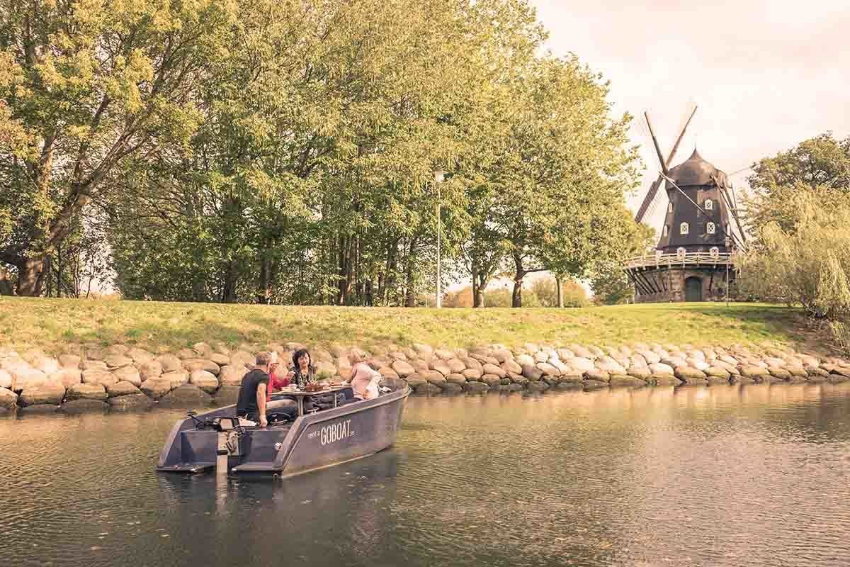Privat sightseeing i elbåt i Malmö