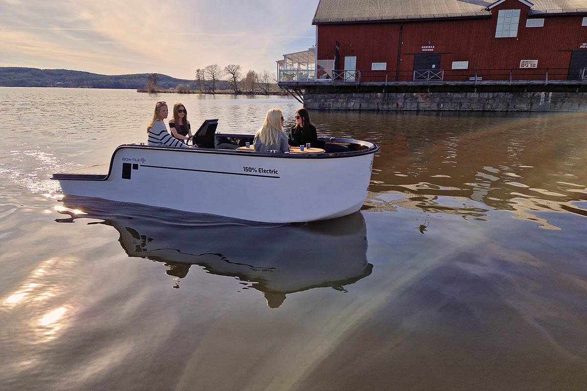 Privat sightseeing i elbåt i Kalstad
