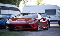 Kör ferrari på racingbana